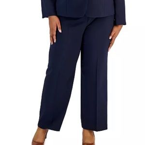 Women’s Navy cropped leg suit sz 💙